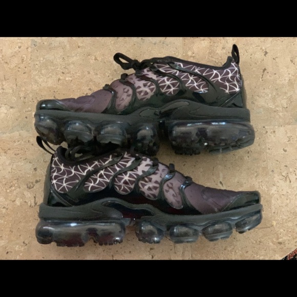vapormax plus geometric black